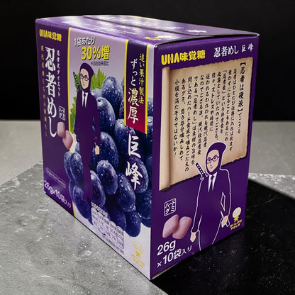 コストコ 商品 全国発送 KOCOSTOREのUHA味覚糖忍者めし巨峰味グミ10袋入りボックス。濃厚なグレープの果実感とハードな噛みごたえが特徴のパッケージ。